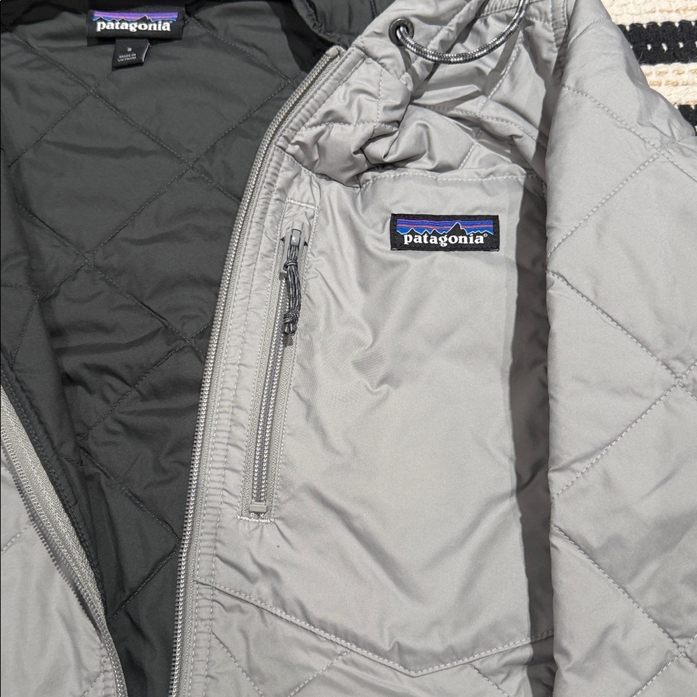 Patagonia Diamond Quilted Bomber Hoody Jacket in light gray - Picture 4 of 4